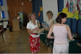 Anna Szumko odbiera główną nagrodę w konkursie oraz statuetkę za rozwój programu ekozespołów w SP w Leginach