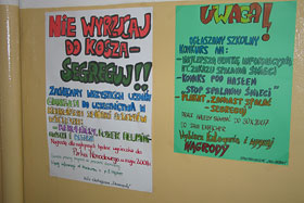 Na szkolnym korytarzu poweszono informacje o konkursach dla uczniów gimnazjum.
