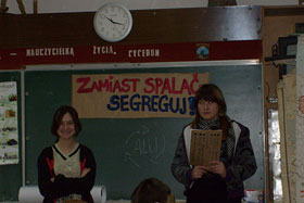 Hania, Ola i Jola poprowadziły lekcję dla swoich młodszych kolegów w gimnazjum.