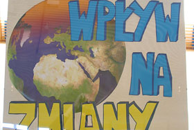 Jeden z plakatów, wykonanych przez dziewczęta z Ekozespołów.