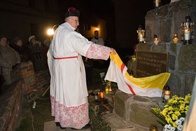 uroczystość odsłonięcia tablicy pamiątkowej: W HOLDZIE JANOWI PAWŁOWI II - MIESZKANCY RESZLA