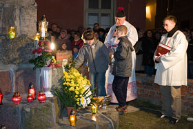 uroczystość odsłonięcia tablicy pamiątkowej: W HOLDZIE JANOWI PAWŁOWI II - MIESZKANCY RESZLA