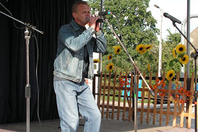Grzegorz Rzeszotko na dożynkach w Srokowie