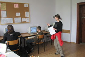 Ania liczy sprzęty elektryczne w szkole. Tutaj w bibliotece.