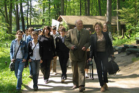 Rozpoczęliśmy spacer po Arboretum. Przewodnikiem był Pan Witold Szumarski.