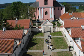 Widok z wieży zegarowej na dawny klasztor kamedułów.