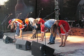 Festiwal Muzyki Folkowej – „Bartoszyce 2008” -Farma - ukłon w stronę widowni za miłe przyjęcie