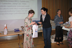 Pani Agata Prokopowicz, przedstawiciel Sponsora konkursu - PGNiG, wręcza nagrodę Elżbiecie Majcher, opiekunowi koła.