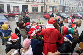 Mikołajkowy Happening - Mikołaj rozdaje prezenty