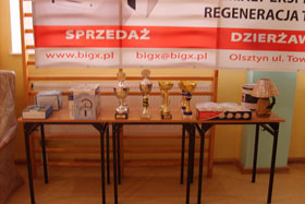 Stolik z pucharami
