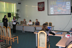 Jolanta, Aleksandra i Angelika (przy laptopie) podczas prezentacji.