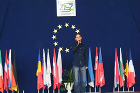 Piotr Dejnak wśród 28 flag unijnych