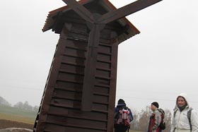 wiatrak na wzgórzu
