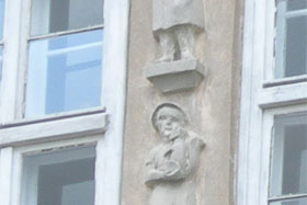 Figurki na budynku przy ulicy Łukasińskiego 3
