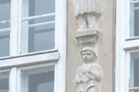 Figurki na budynku przy ulicy Łukasińskiego 3