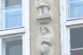 Figurki na budynku przy ulicy Łukasińskiego 3