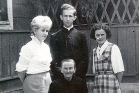 Ks. Dyzma w towarzystwie mamy, babci i wujenki