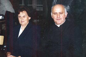 1 września 1999 r. Uroczyste otwarcie gimnazjum w Reszlu. Na zdjęciu ks. proboszcz Dyzma Wyrostek oraz emerytowana nauczycielka Leokadia Karmaza.