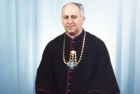 Ksiądz Dyzma Wyrostek w kanonickich szatach. Reszel, dnia 20 IX 1993 r.