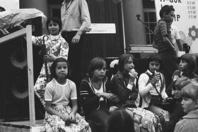 Reszenalia 1981 - z parasolką na scenie Sylwia Wróbel