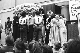 Reszenalia 1981 - zwyciezcy biegu - gratulacje sklada Miroslaw Borejko
