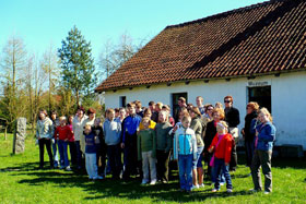 Przed muzeum w Owczarni