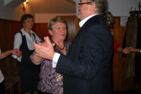 Andrzej dżentelmeńsko dotrzymuje kroku Pani Wandzie