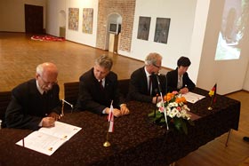Umowę podpisują Zastępcy Maria Pier-Bohne i Janusz Kozoń.