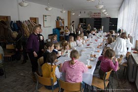 Zespół teatralny ”Wietrzyki” na poczęstunku