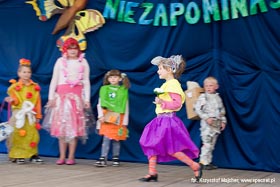 pokazy mody ekologicznej w wykonaniu dzieci i młodzieży z Domu Dziecka z Reszlu