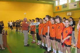 Pan Burmistrz dekoruje medalami reszelski zespół