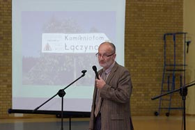 Pan Leszek Jurys podczas prezentacji o głazach Warmii i Mazur.