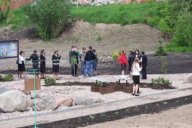 Tuż przed otwarciem - uczniowie gimnazjum- twórcy lapidarium.