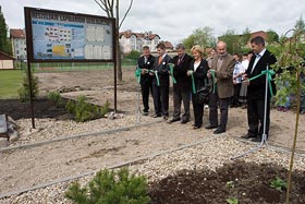 Uroczyste otwarcie Reszelskiego Lapidarium Geologicznego- przecięcie wstęgi (od prawej: Edward Szmul, Leszek Jurys, Alicja Szarzyńska, Zdzisław Szypul…