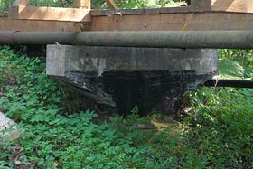 Widok przyczółka kładki przy drodze do Grodzkiego Młyna.