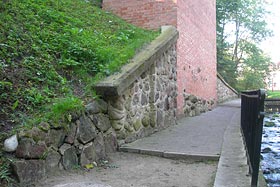 Kamienny mur oporowy przy moście Wysokim od strony parku – strona lewa.