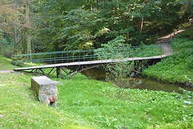 Kładka w ciągu pieszym z ulicy Podmiejskiej do stoków narciarskich i saneczkowych i motokrosowych.