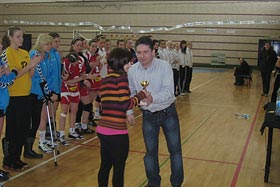 kapitan A. Ślązak odbiera puchar za III miejsce.