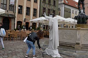 żywa rzeźba na poznańskiej Starówce